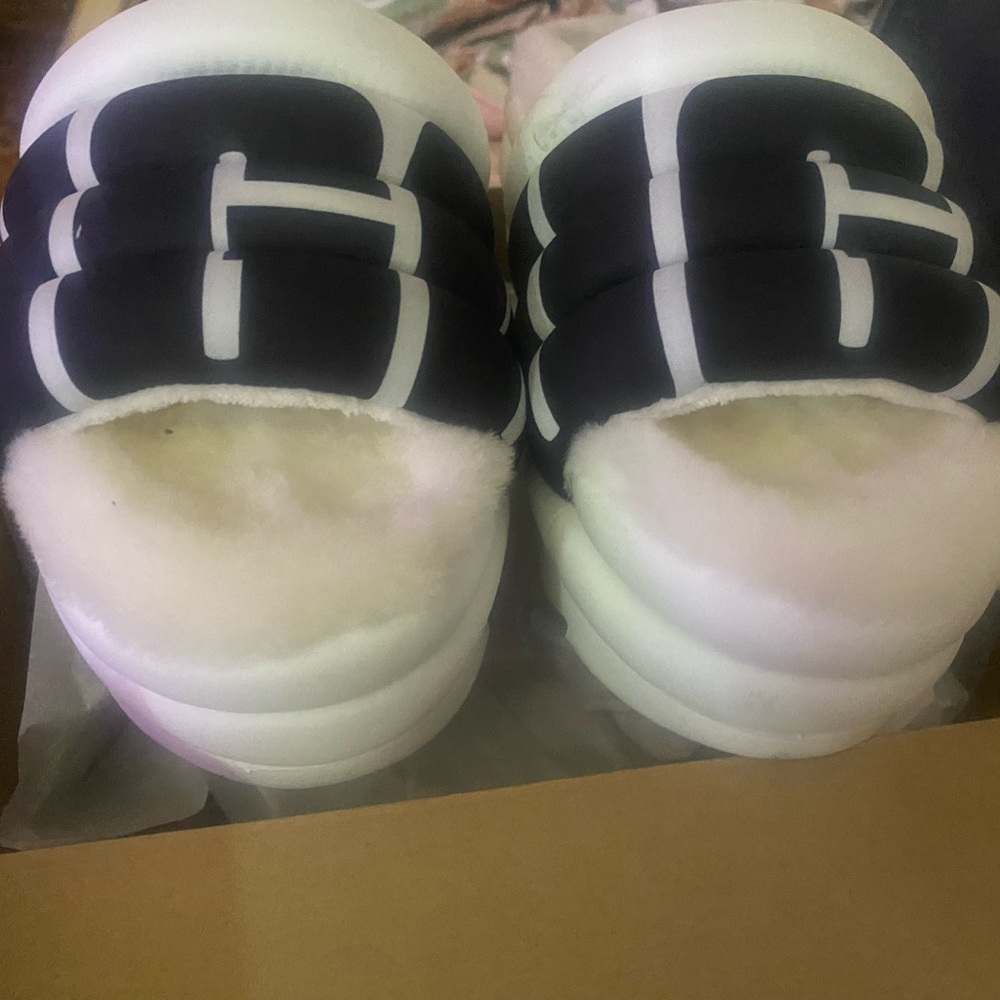 Uggs puff slide logo